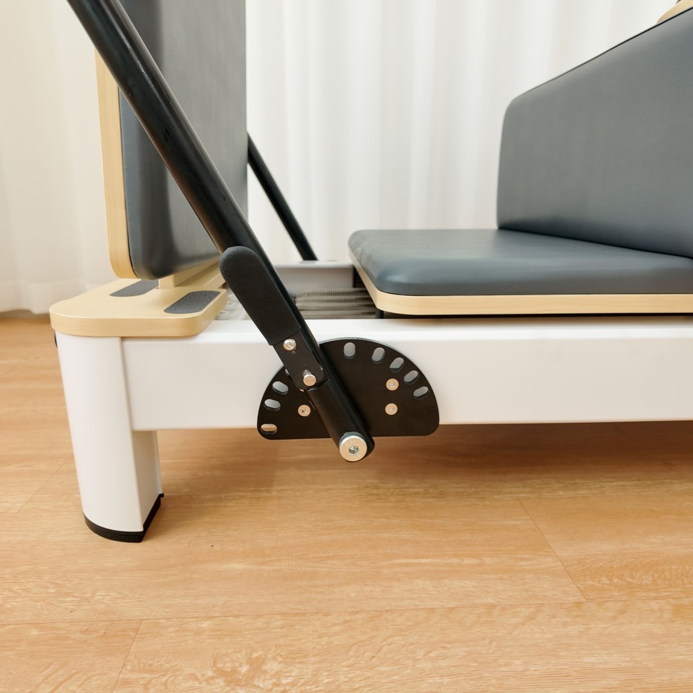 The black foot bar and its adjustment plate.