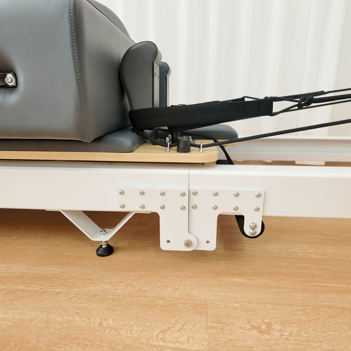 The bolted central hinge and its folding support leg.